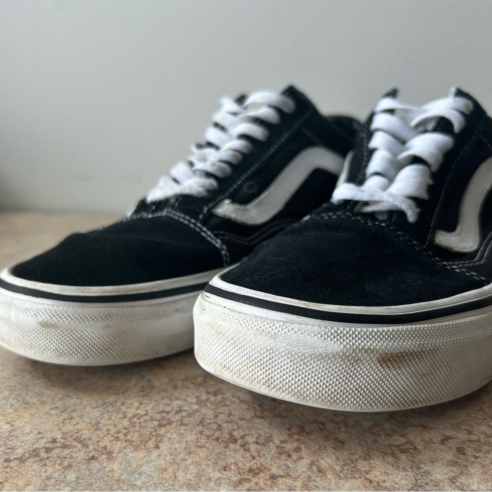 Vans classic black and white skater shoes in men’s 7/women’s 8.5 - Picture 7 of 8
